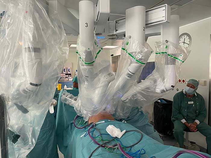 ZweiChirurgen mit Roboter-Chirurgie